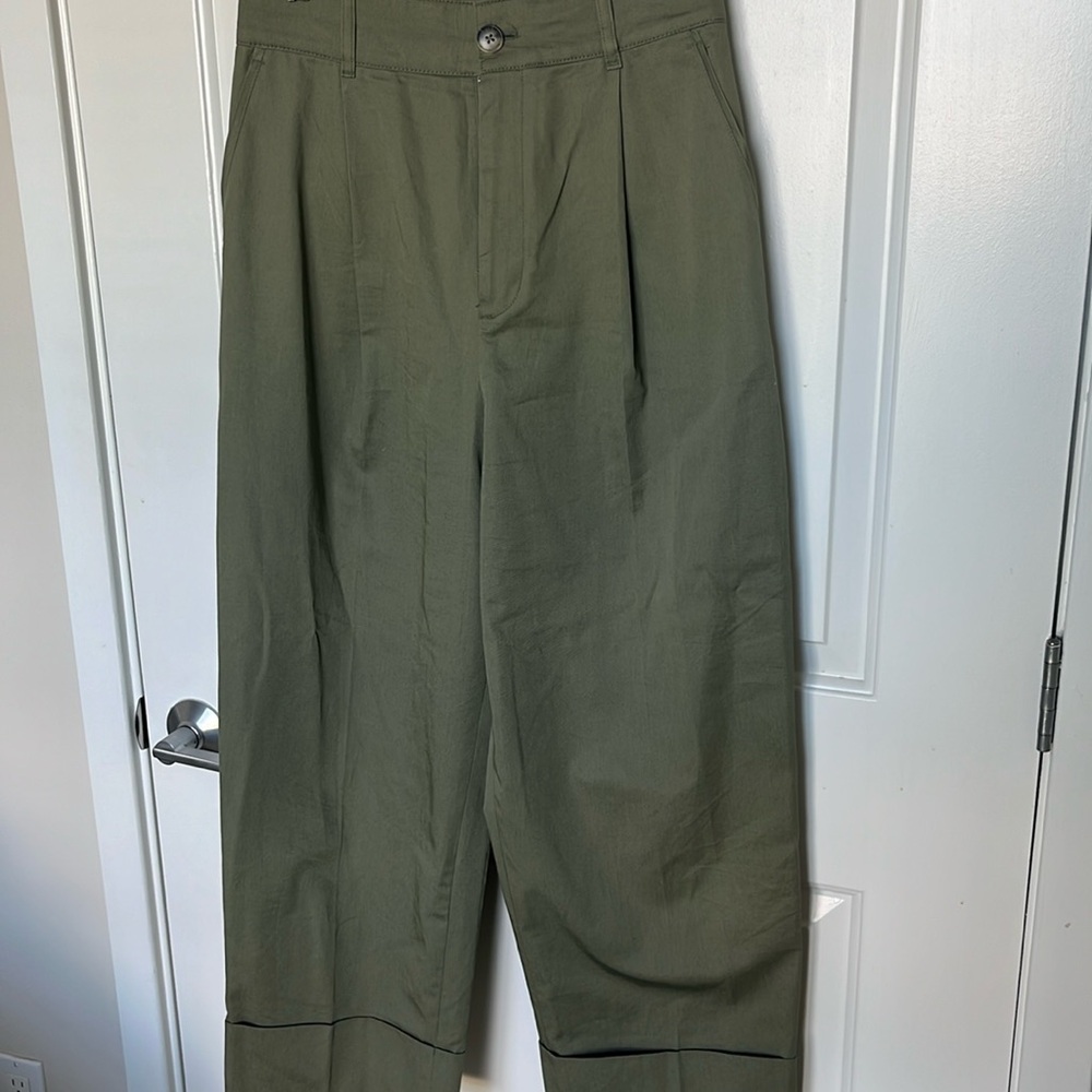 Used pants from Club Monaco- size 8, very great condition.